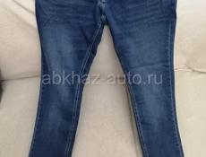 новые мужские джинсы, приталенные