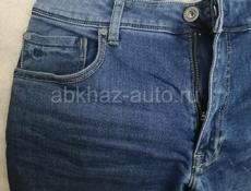 новые мужские джинсы, приталенные