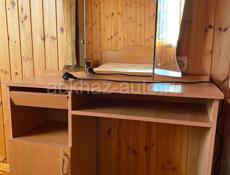 Продаю мебель б/у кровать ,тумбочки ,трельяж ,пуфик,шифанер15 тыс за все 