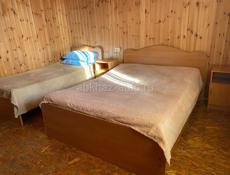 Продаю мебель б/у кровать ,тумбочки ,трельяж ,пуфик,шифанер15 тыс за все 