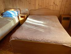 Продаю мебель б/у кровать ,тумбочки ,трельяж ,пуфик,шифанер15 тыс за все 