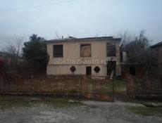 Продаётся дом в городе Очамчыра, 8 район 600т,торг 
