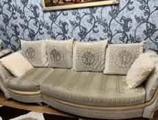 Срочно продаётся диван с креслами Versace, в идеальном состоянии, диван раздвижной, кресла с коробом для белья, возможен не плохой торг