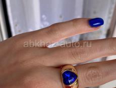 Стильное кольцо с фианитом синего цвета, змеёй и сердечком 