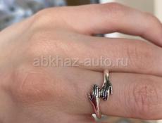 Серебряное кольцо в форме рук 925 проба 