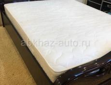Двуспальная кровать с матрасом 