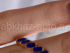 Синее кольцо на фаланг пальца