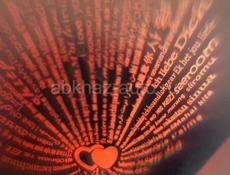 Магнитные цепочки с проекцией времени «Я тебя люблю» на 100 языках