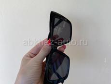 Стильные солнцезащитные очки в черной оправе