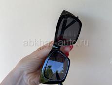 Стильные солнцезащитные очки в черной оправе