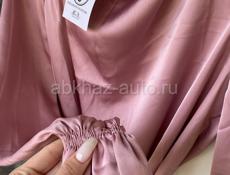 Блузка розовая атласная 
