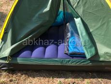 Продам 3х-местную палатку с 3надувными подушками,большим надувным матрасом,пледом,фонариком и спальным мешком