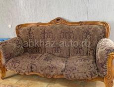 Даа дивана два кресла ,на одном диване небольшая дыра ее можно без проблем отремонтировать!Мебель качественная дерево очень хорошее 