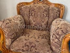 Даа дивана два кресла ,на одном диване небольшая дыра ее можно без проблем отремонтировать!Мебель качественная дерево очень хорошее 