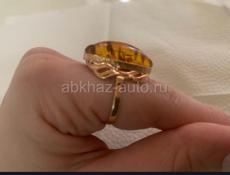 Продается золотое кольцо с янтарем 