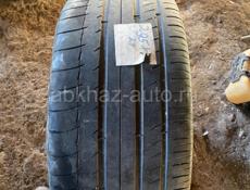 295/35R21