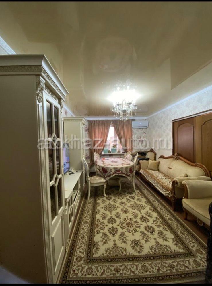 Продается уютная просторная 2-х комнатная квартира на старом поселке ул. Надзадзе 37а 7 этаж, с ремонтом можно сделать как 3-х комнатная есть ещё одна комната !!!вся информация по телефону 9859000