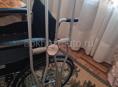 Инвалидная коляска и костыли