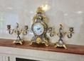 Утончённый набор антиквариата: часы с боем и два подсвечника с позолотой. Сделано в Италии. П