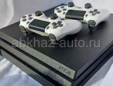 Playstation 4 PRO (взломанная) два геймпада