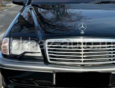 Mercedes-Benz 124