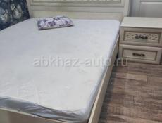 Продам кровать двуспальная 160*200,с матрасом и тумбочками