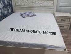 Продам кровать двуспальная 160*200,с матрасом и тумбочками