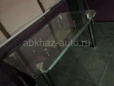 Стол есть Маленькая трещина в углу 