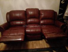 Продается кожаная тройка диван два кресло новые 