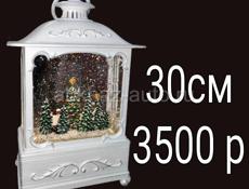 Продаются снежные фонари с блестками.