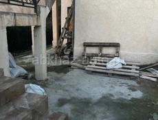 Продается дом на половину даже большая часть его со двором большим машина заезжает 