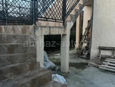 Продается дом на половину даже большая часть его со двором большим машина заезжает 