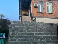 Продаю пол дома на турбазу улица садовая не как не соприкасается с соседями отдельный двор отдельно дом  большие две комнаты на втором этаже  балкон большой 