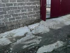 Продаю пол дома на турбазу улица садовая не как не соприкасается с соседями отдельный двор отдельно дом  большие две комнаты на втором этаже  балкон большой 