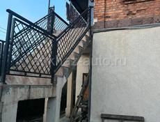 Продаю пол дома на турбазу улица садовая не как не соприкасается с соседями отдельный двор отдельно дом  большие две комнаты на втором этаже  балкон большой 