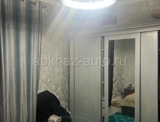 Продаю пол дома на турбазу улица садовая не как не соприкасается с соседями отдельный двор отдельно дом  большие две комнаты на втором этаже  балкон большой 