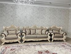 Диван раскладной, столы и стулья 