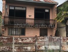 Продается двухэтажный дом в центре г. Очамчыра с участком 5 соток 