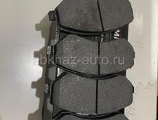 Передние моторная подушка, Тормозные колодки передний комплект новые. 