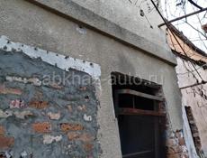 Срочно в центре земельный участок со строением  на два уровня . 