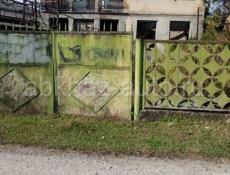 продаю участок с ветхим строением 