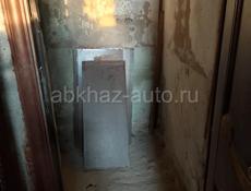 Срочная продажа большой полуторки с балконом в шесть метров по ул Бейгуа, квартира находится рядом с новым девятиэтажным домом на втором этаже пятиэтажного дома. Все документы на руках ,выкупленная. Продажа БЕЗ РИЭЛТОРОВ,АГЕНСТВ И ПОСРЕДНИКОВ !!!