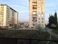 Срочная продажа большой полуторки с балконом в шесть метров по ул Бейгуа, квартира находится рядом с новым девятиэтажным домом на втором этаже пятиэтажного дома. Все документы на руках ,выкупленная. Продажа БЕЗ РИЭЛТОРОВ,АГЕНСТВ И ПОСРЕДНИКОВ !!!
