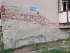 Срочная продажа большой полуторки с балконом в шесть метров по ул Бейгуа, квартира находится рядом с новым девятиэтажным домом на втором этаже пятиэтажного дома. Все документы на руках ,выкупленная. Продажа БЕЗ РИЭЛТОРОВ,АГЕНСТВ И ПОСРЕДНИКОВ !!!