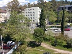 Продаётся однокомнатная квартира по улице Эшба, на против Род дома , 5 этаж. Со средним ремонтом ,мебель и вся бытовая техника остаётся. Документы в порядке , довоенная собственность. Цена 3200000.