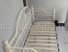 Кровать с матрасом