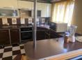 Кухня идет с вытяжкой и барной стойкой 