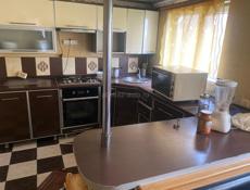 Кухня идет с вытяжкой и барной стойкой 