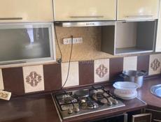 Кухня идет с вытяжкой и барной стойкой 