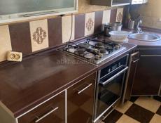 Кухня идет с вытяжкой и барной стойкой 